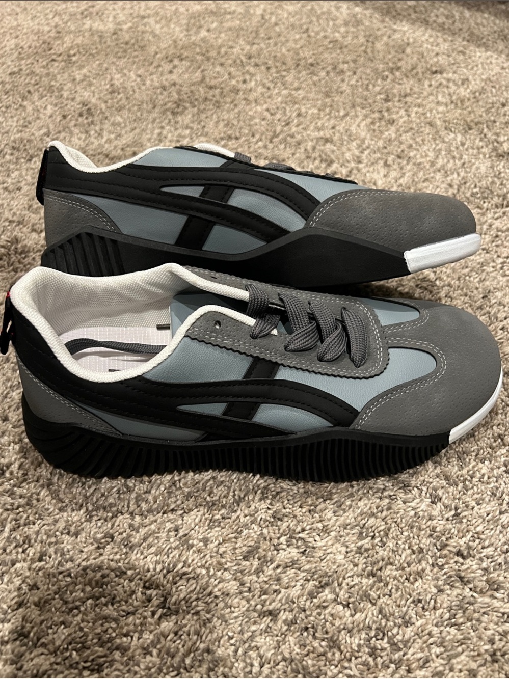 NWOT Women's De Florance Low-Top Gray & Black Casual Sneakers